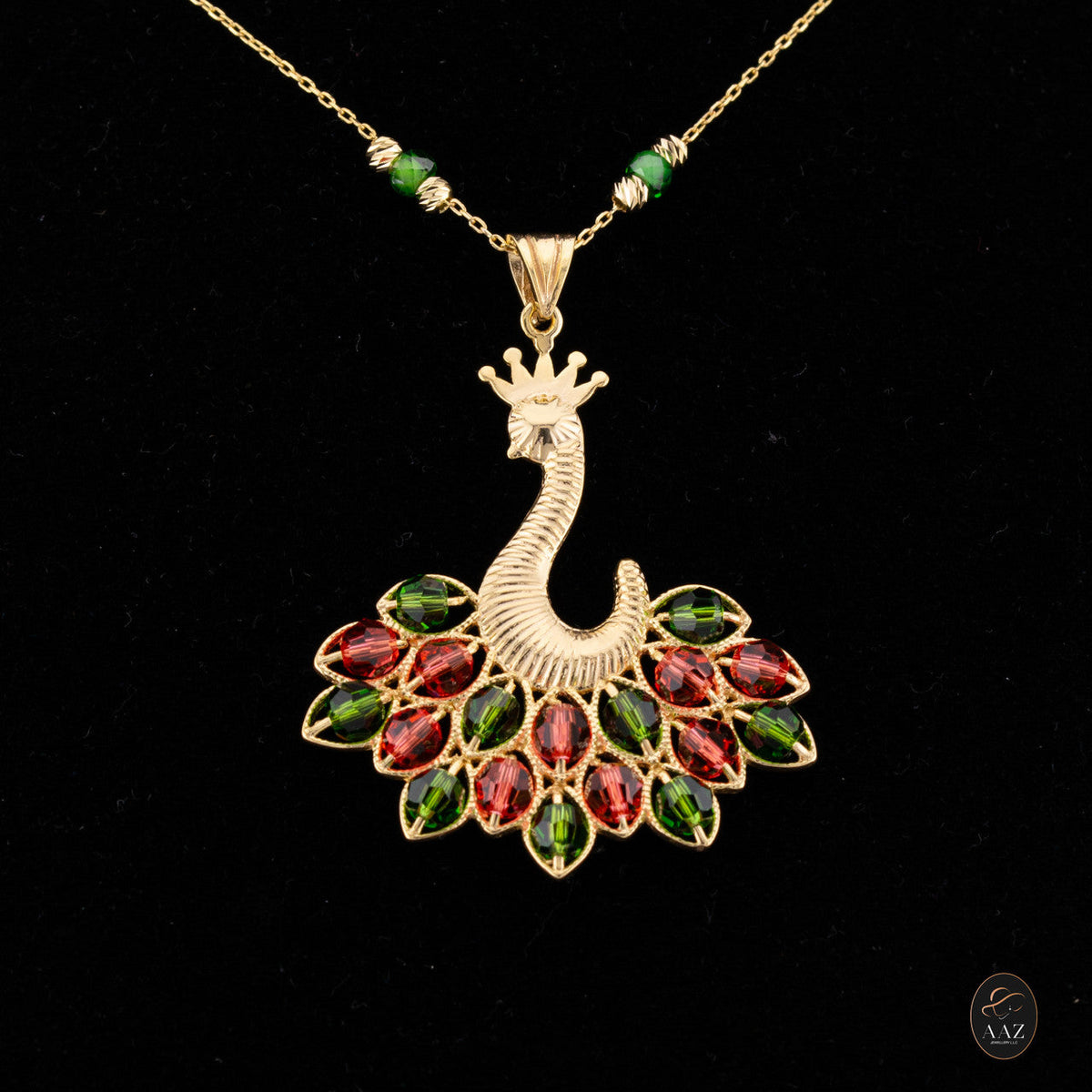 Queen Peacock necklace, Green/Red, on a model