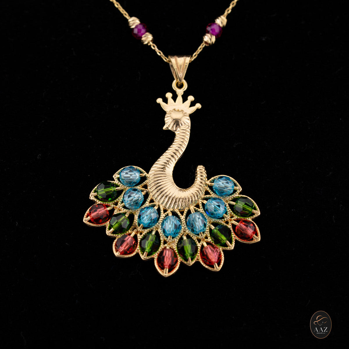 Queen Peacock necklace, Blue/Red, on a model